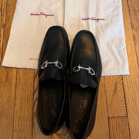 Size 11D Ferragamo men’s loafers. The bit flips over for a black with silver. main image 8